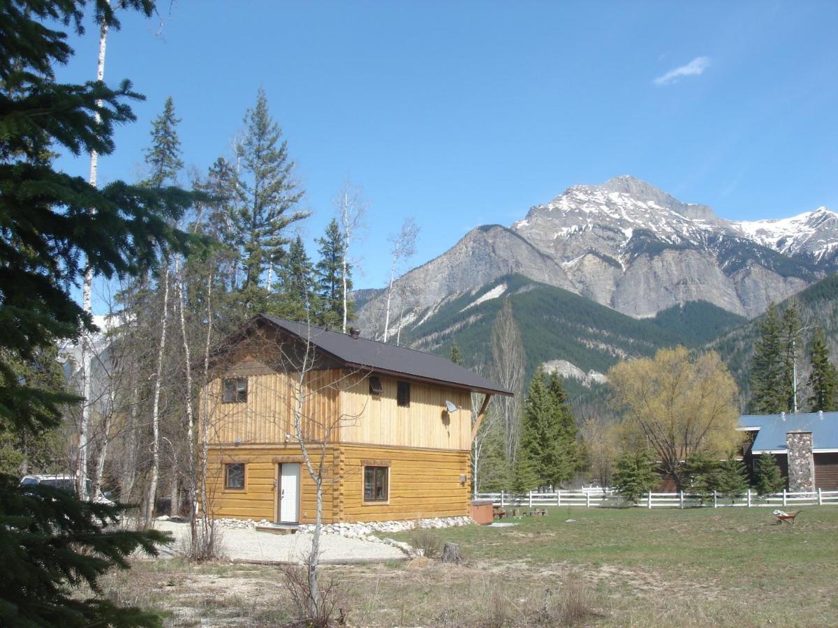 Kicking Horse Kabins Golden Exterior photo