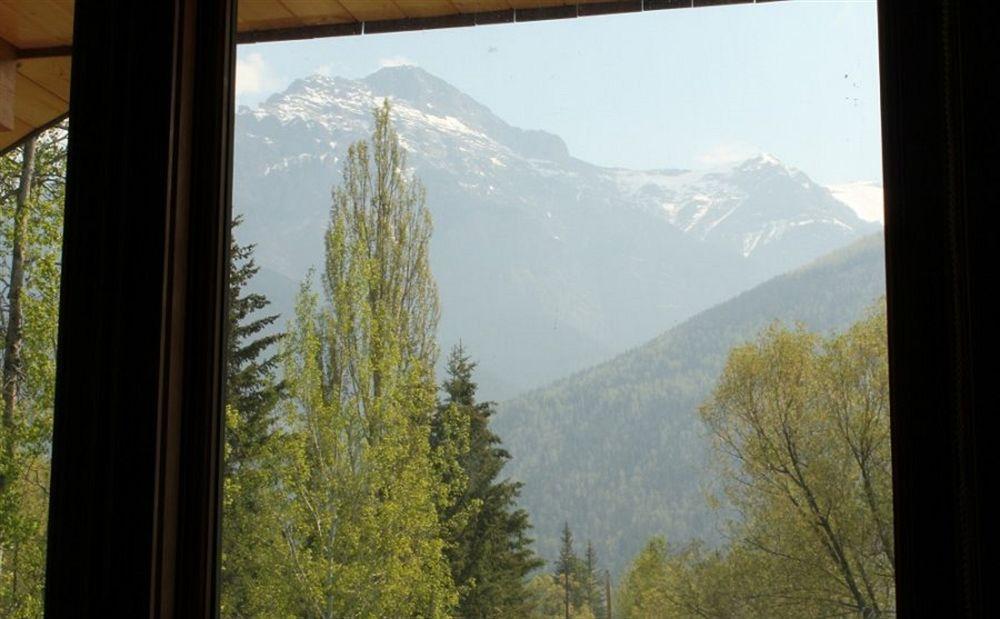 Kicking Horse Kabins Golden Exterior photo