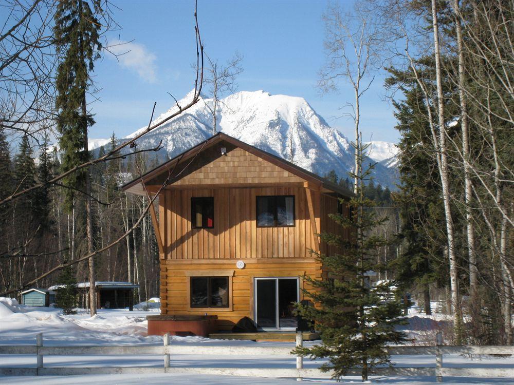 Kicking Horse Kabins Golden Exterior photo