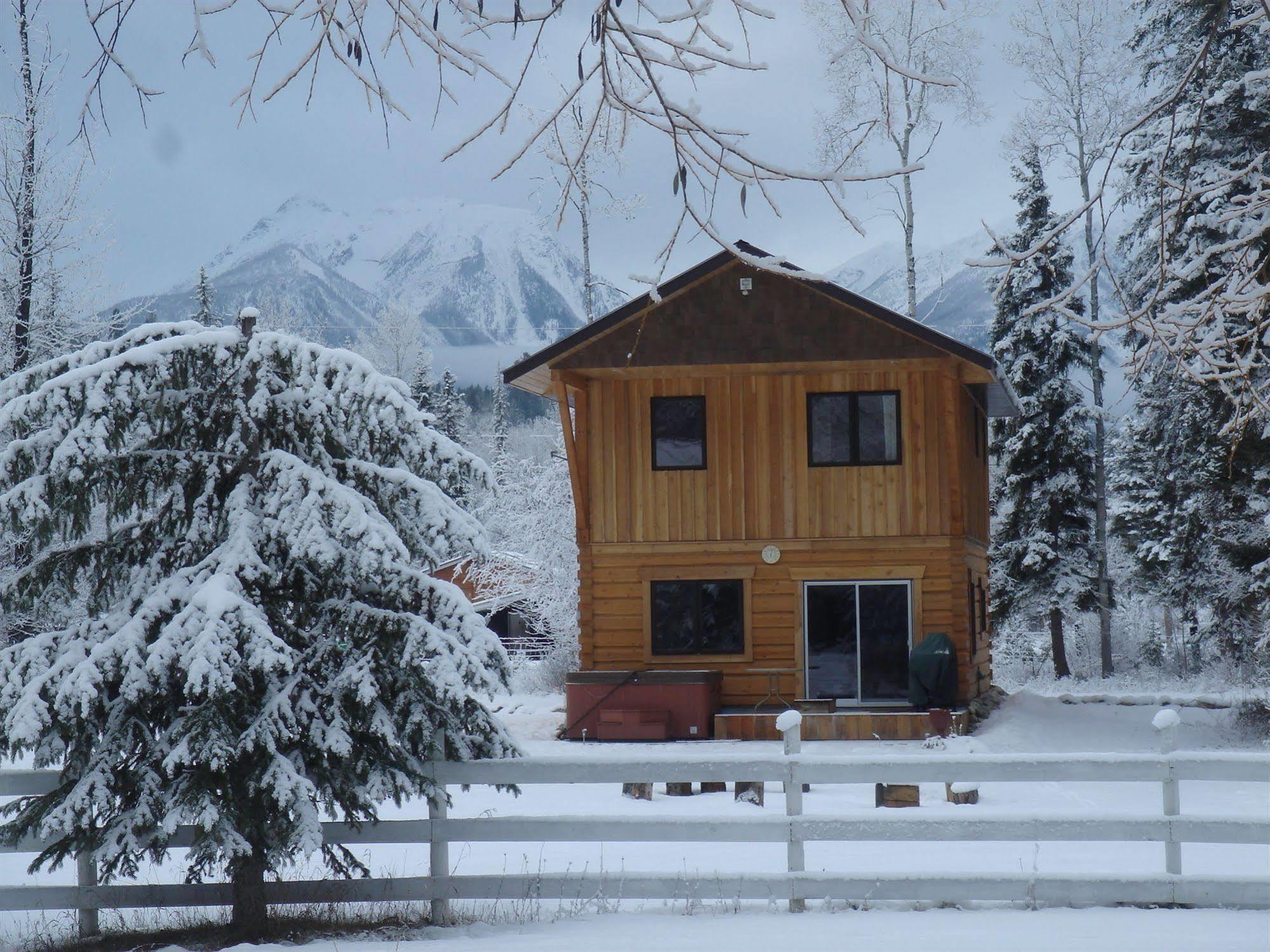 Kicking Horse Kabins Golden Exterior photo