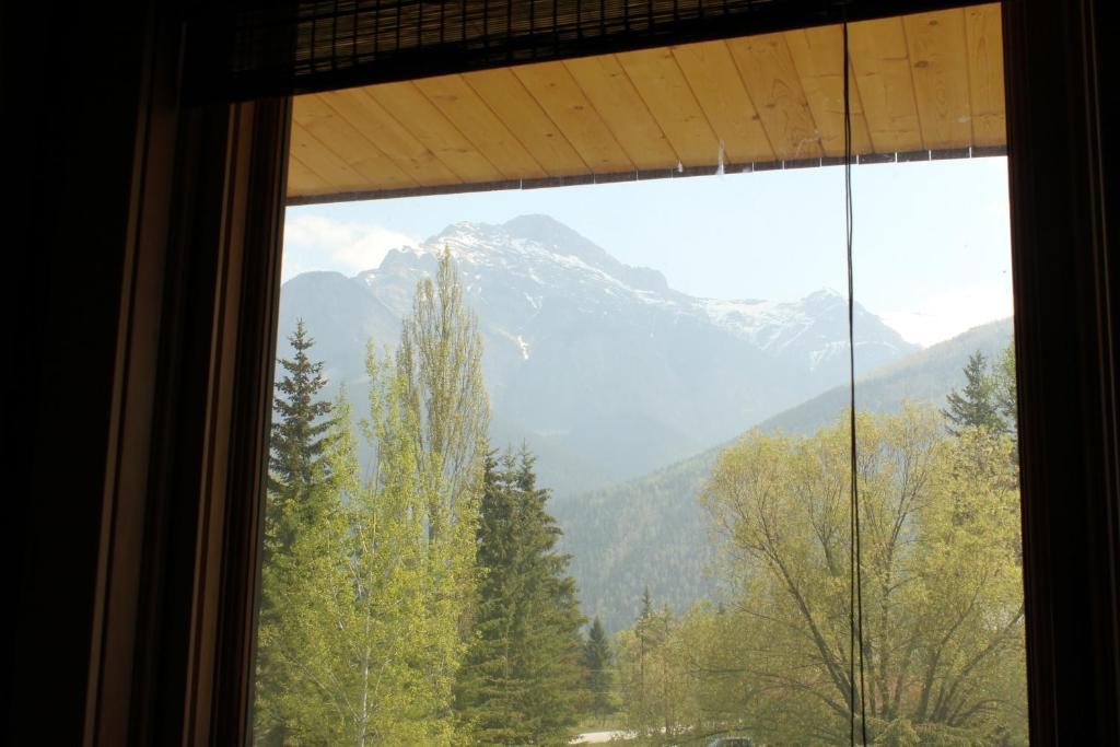 Kicking Horse Kabins Golden Room photo