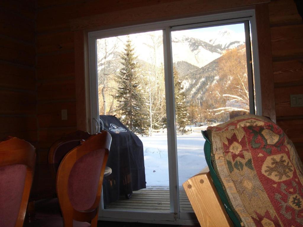 Kicking Horse Kabins Golden Room photo